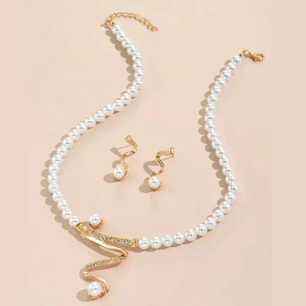 Conjunto de collar y pendientes con perlas naturales