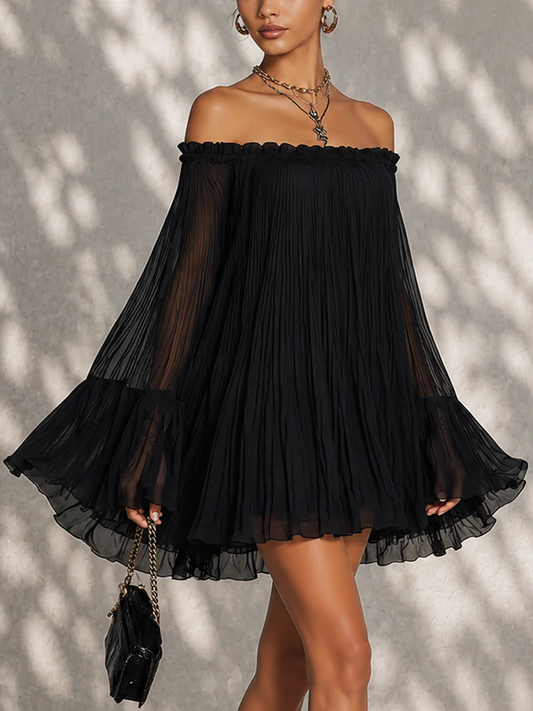 Miriana | Vestido corto negro con hombros al descubierto, mangas acampanadas y plisado