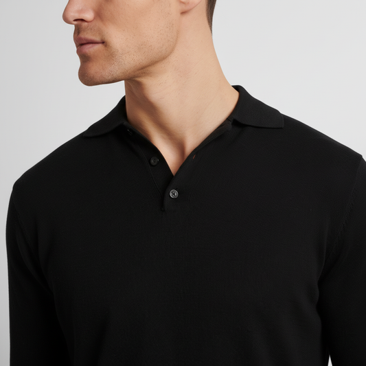 Detalle lateral cuello polo negro mejorado