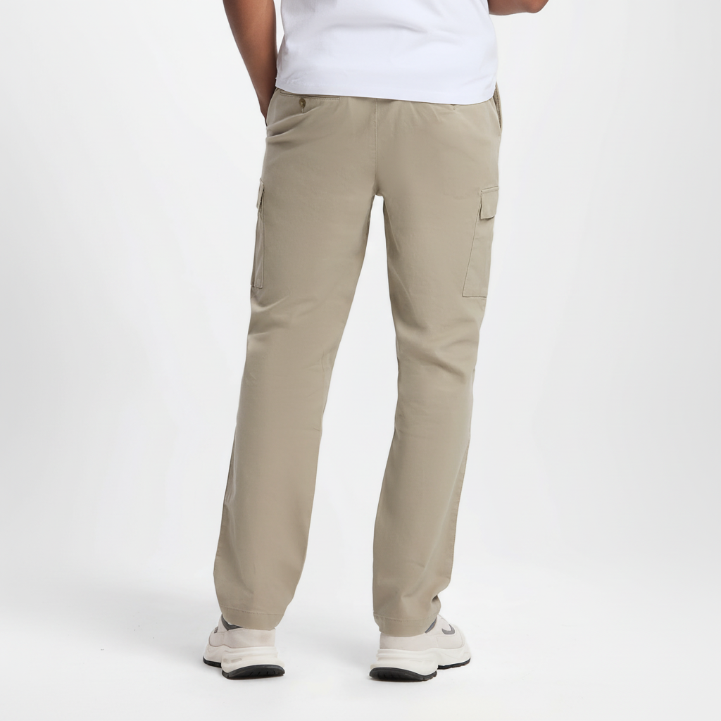 Vista trasera pantalones cargo beige mejorado