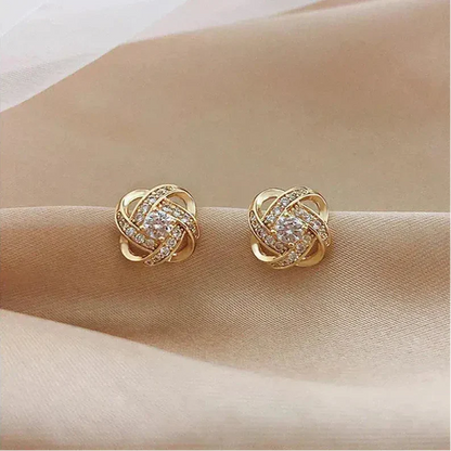 Pendientes dorados en espiral floral con cristales