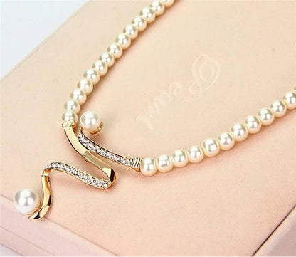 Conjunto de collar y pendientes con perlas naturales