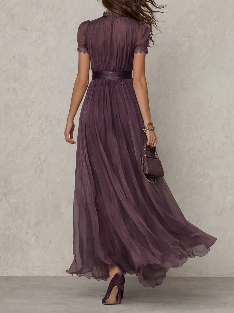 Flavia – Vestido Largo Morado con Escote Lágrima y Encaje