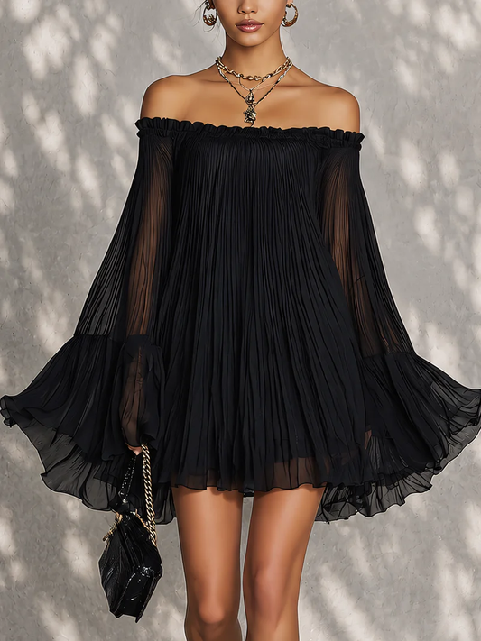 Miriana | Vestido corto negro con hombros al descubierto, mangas acampanadas y plisado