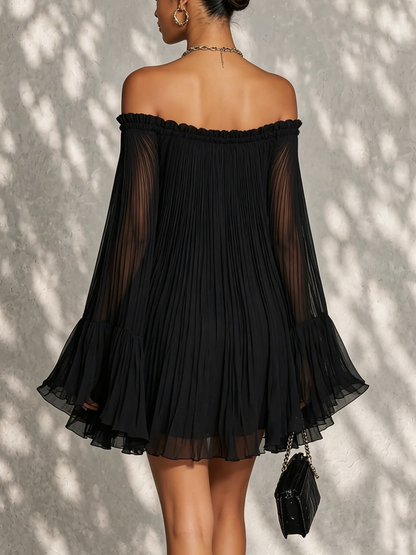 Miriana | Vestido corto negro con hombros al descubierto, mangas acampanadas y plisado