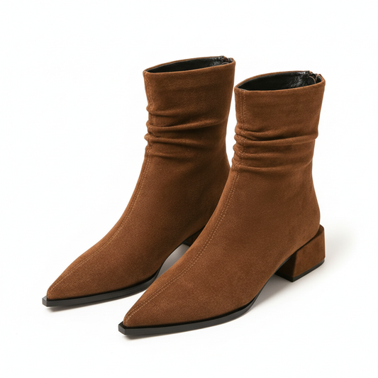 Botas marrones sobre fondo blanco