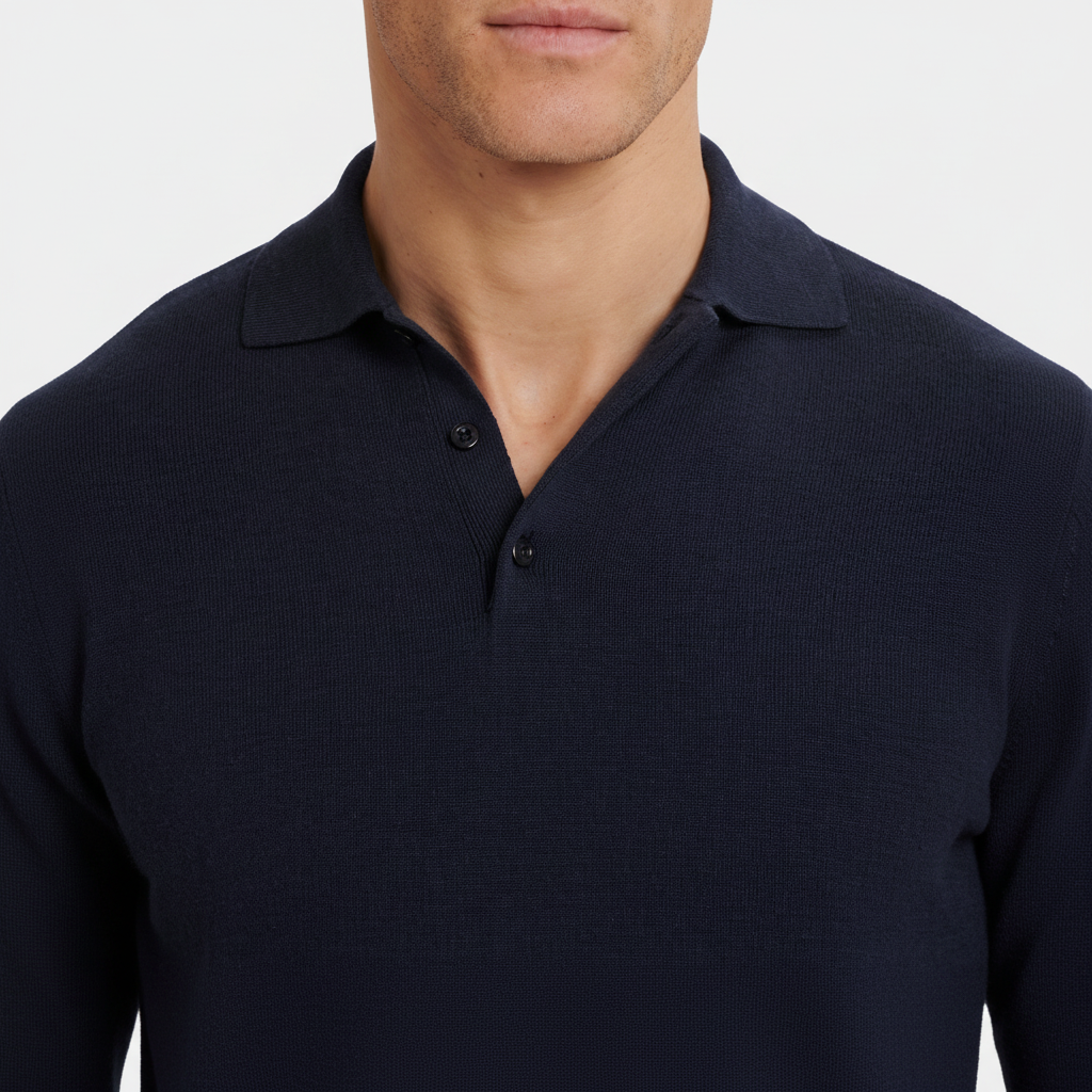 Detalle frontal cuello polo azul marino mejorado