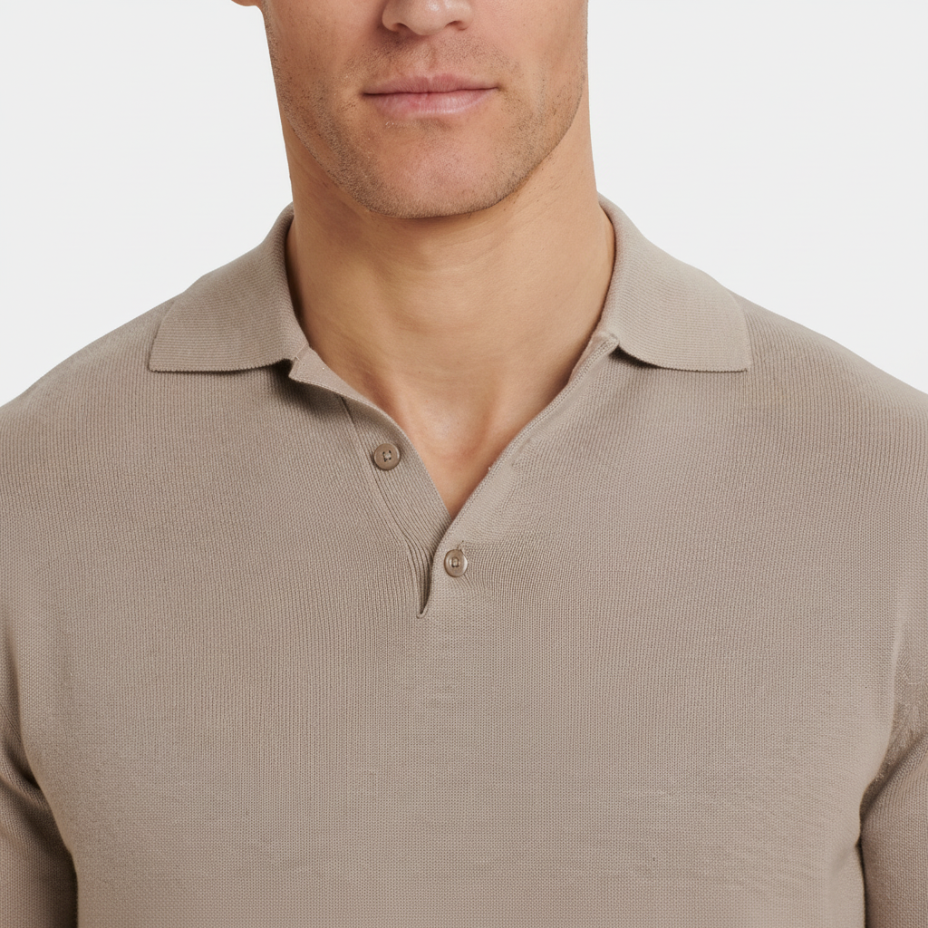 Detalle frontal cuello polo taupe mejorado