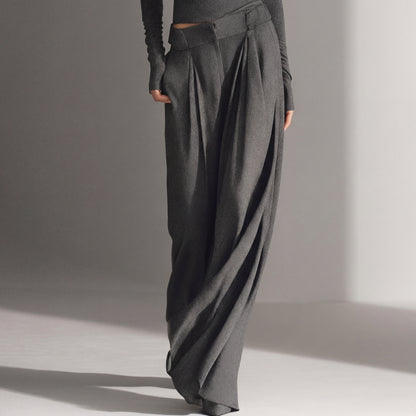 Conjunto Gris Carbón Top Asimétrico Off-Shoulder y Pantalón Wide Leg Elegante