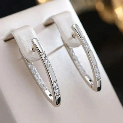 Pendientes sofisticados con piedras de circonio