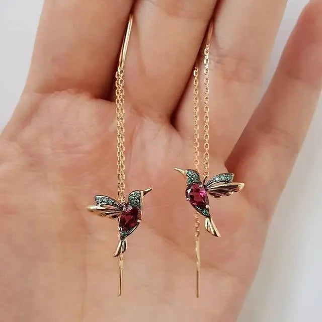 Pendientes de alambre con colibrí dorado y cristales