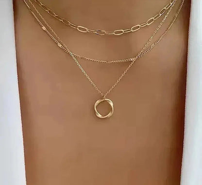 Collar clásico de oro en capas con colgante
