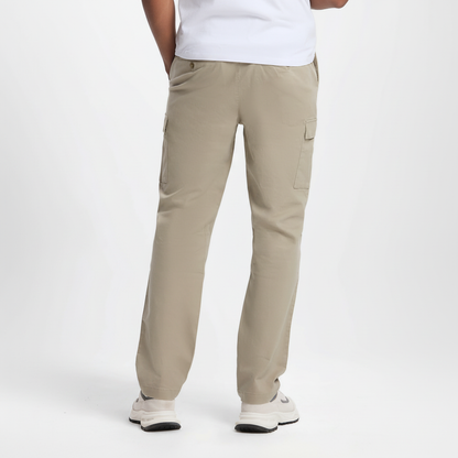 Vista trasera pantalones cargo beige mejorado