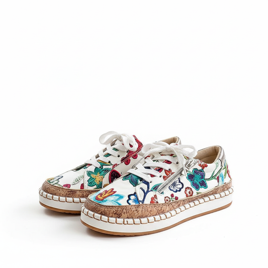 Zapatillas florales sobre fondo blanco